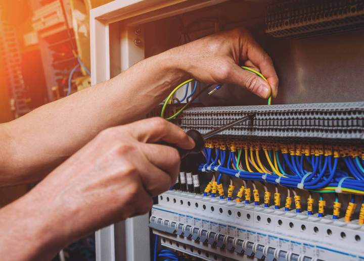 Mise en place de panneaux électriques Montréal